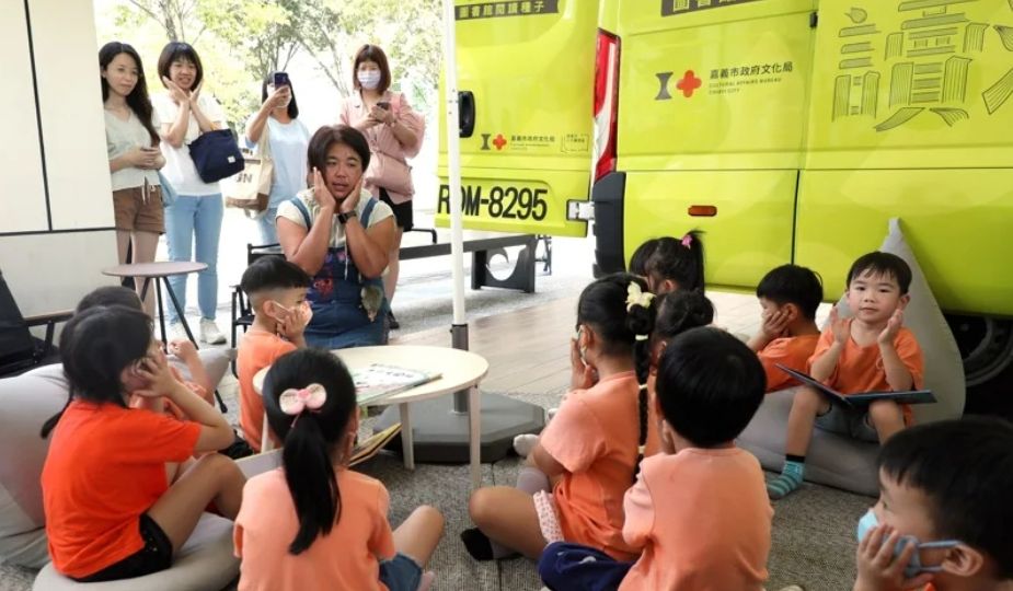 讓閱讀的浪襲捲嘉義市 圖書館行動書車走入社區景點啟動